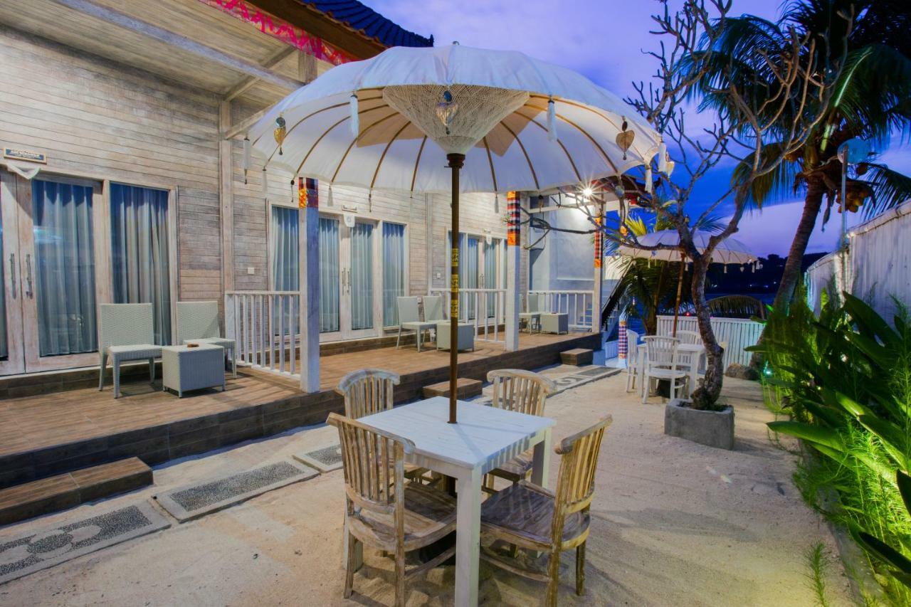 The Waterfront Beach House Lembongan Exterior photo